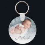 Llavero foto personalizada para recién nacidos<br><div class="desc">texto elegante y personalizado con una foto de un recién nacido.</div>