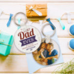 Llavero Foto rusa del Día del Mejor Papá Nunca Padre<br><div class="desc">Celebra al notable hombre en tu vida con esta cadena de fotos de diseño único ‘Mejor Papá Nunca’. Este regalo personalizado presenta una estética rústica y elegante que resume perfectamente su apreciación por el padre. Ablazada con el mensaje más sincero 'Mejor Papá Nunca', esta cadena de claves ofrece un toque...</div>