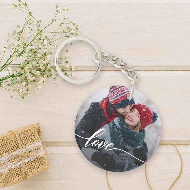 Llavero Fotografía de amor simple por la mano (Celebrate your love with this cute keychain featuring a photo and hand lettered love.)