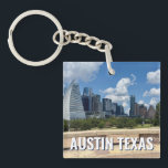 Llavero Fotografía de Edificios del Centro de Texas en Aus<br><div class="desc">Esta moderna cadena de souvenirs de Austin Texas cuenta con un hermoso cielo azul y nubes sobre el horizonte de la ciudad. Todos los edificios nuevos contra los árboles verdes de bonito que encarnan la belleza del centro urbano y la naturaleza del lugar. Excelente regalo de mantenimiento de viajes para...</div>