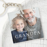 Llavero Fotografía del mejor abuelo abuelo del mundo<br><div class="desc">Keychain presenta la foto de tu personalizado y el texto "El mejor abuelo del mundo" con el año personalizado u otro texto a continuación.</div>