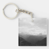 Fotografía en blanco y negro de nubes en las colin