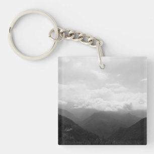 Llavero Fotografía en blanco y negro de nubes en las colin