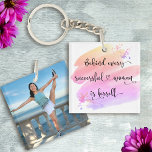 Llavero Fotografía exitosa de la tipografía de color rosa<br><div class="desc">"Detrás de cada mujer exitosa está ella misma". Entonces, ¿quién necesita al Príncipe Encantador? Haz tu propio "feliz siempre después" y abraza el "poder chica" cada vez que usas este elegante y colorido keychain feminista inspirador acrílico con tipografía escrita a mano negra dulce sobre un salpicón de color amarillo, melocotón,...</div>