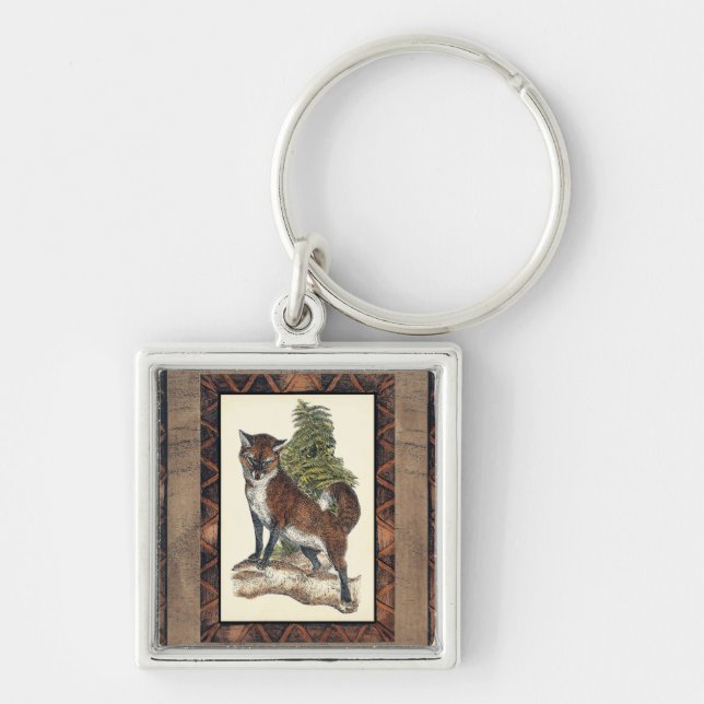 Llavero Fox Rústica pisando un tronco de árbol (Frente)