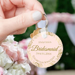 Llavero Fracasos de oro en regalo de Boda de la dama de ho<br><div class="desc">Estas cadenas están diseñadas para dar como favores a las damas de honor en tu fiesta de bodas. Presentan un diseño sencillo pero elegante con un fondo de color rosa pálido, letras de guiones dorados y un florido Relieve metalizado de imitación dorada y encalado. El texto dice "niñera de honor"...</div>
