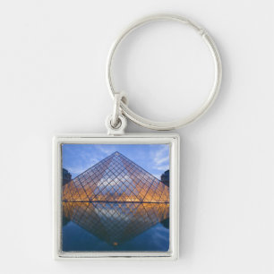 Llavero Francia, París. El Louvre al anochecer. Crédito