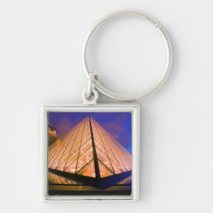 Llavero Francia, París. El museo del Louvre al anochecer. 