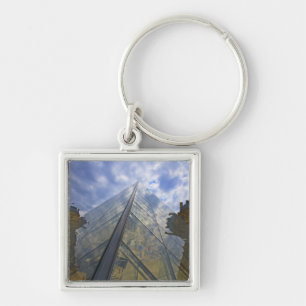 Llavero Francia, París. Nubes se reflejan en el Louvre