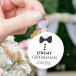 Llavero Fun Black Tie Tuxedo Groomsman Wedding Favor<br><div class="desc">Este tierno llavero está diseñado como un regalo para los padrinos. Presenta un diseño divertido con corbata de arco negro y botones en un fondo blanco. El texto dice "Groomsman" con un lugar para su nombre, junto con los nombres de la pareja boda y la fecha. Gran manera de agradecerle...</div>