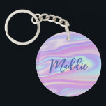 Llavero Fun Trendy Faux Irilish Personalizado con Nombre<br><div class="desc">Esta divertida y moderna cadena de teclas cuenta con un falso fondo iridiscente en divertidos tonos rosa, violeta y azul. Encima de la imagen de fondo está tu nombre en escritura moderna de caligrafía. El diseño es el mismo en ambos lados. Hace un regalo fabuloso para cualquiera - ¡pero especialmente...</div>