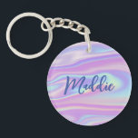 Llavero Fun Trendy Faux Irilish Personalizado con Nombre<br><div class="desc">Esta divertida y moderna cadena de teclas cuenta con un falso fondo iridiscente en divertidos tonos rosa, violeta y azul. Encima de la imagen de fondo está tu nombre en escritura moderna de caligrafía. El diseño es el mismo en ambos lados. Hace un regalo fabuloso para cualquiera - ¡pero especialmente...</div>