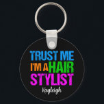 Llavero Funny Hair Stylist<br><div class="desc">Un regalo gracioso para un esteticista que acaba de graduarse de la escuela de cosmetología y se corta el pelo en un salón. Un poco de humor estilista. Créeme,  soy un Hair Stylist escrito en colores alegres y brillantes de neón.</div>