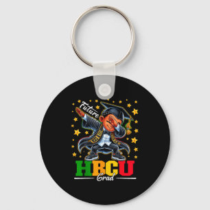 Llavero Futuro graduado de HBCU haciendo dab para graduaci