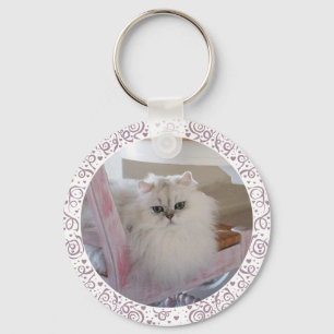 Llavero Gato persa blanco en una silla rosa