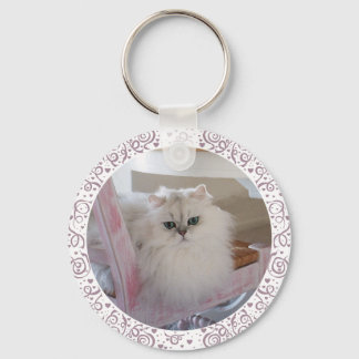 Llavero Gato Persa Blanco en una Silla Rosa