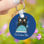 Llavero Gatos Damas Votan Guión Ruidosa Elección Audaz<br><div class="desc">"Mujeres gatas votan". Siéntanse orgullosos y compartan su apoyo a Kamala Harris con este tierno, divertido, gráfico, patriótico keychain. Un lindo ilustracion rústico de gato de campo con tipografía manuscrita en blanco, negro, rojo y azul turquesa sobre un fondo azul marino. Elija entre tamaños pequeños y grandes, así como formas...</div>