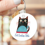Llavero Gatos Damas Votar Guión Rústico Negrita Corto Patr<br><div class="desc">"Mujeres gatas votan". Siéntanse orgullosos y compartan su apoyo a Kamala Harris con este tierno, divertido, gráfico, patriótico keychain. Un lindo ilustracion rústico de gato de campo con tipografía manuscrita en blanco, negro, rojo, blanco y azul turquesa y azul marino sobre un fondo blanco. Elija entre tamaños pequeños y grandes,...</div>