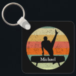 Llavero Gimnasia masculina masculina en Sunset Personaliza<br><div class="desc">Mens Gymnastics Boys Team Sunset keychain con tu texto o nombre personalizado. Gimnasta masculina fuerte sobre un caballo de pomelo frente a una fresca imagen retro de puesta de sol.</div>
