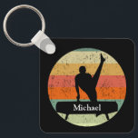 Llavero Gimnasia masculina masculina en Sunset Personaliza<br><div class="desc">Mens Gymnastics Boys Team Sunset keychain con tu texto o nombre personalizado. Gimnasta masculina fuerte sobre un caballo de pomelo frente a una fresca imagen retro de puesta de sol.</div>