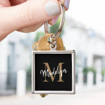 Llavero Girly Black Gold Monograma Nombre Elegante Guión d<br><div class="desc">Nombre de Monograma Dorado Girly Negro Elegante Moda Script Keychain. Personalice fácilmente este elegante y moderno llavero con su monograma y nombre personalizado.</div>