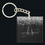 Llavero Glam Black Silver Purpurina Monograma Nombre<br><div class="desc">Purpurina Glam Black Silver Elegant Monogram Keychain Fácilmente personaliza este diseño de moda de la cadena de modas con un elegante purpurina brillante de plata sobre un fondo negro. El diseño incluye su monograma manuscrito con giros de bonito y nombre.</div>