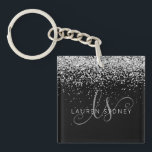 Llavero Glam Black Silver Purpurina Monograma Nombre<br><div class="desc">Purpurina Glam Black Silver Elegant Monogram Keychain Fácilmente personaliza este diseño de moda de la cadena de modas con un elegante purpurina brillante de plata sobre un fondo negro. El diseño incluye su monograma manuscrito con giros de bonito y nombre.</div>