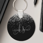 Llavero Glam Black Silver Purpurina Monograma Nombre<br><div class="desc">Purpurina Glam Black Silver Elegant Monogram Keychain,  Fácilmente personaliza este moderno diseño de cadena de teclas de moda con un elegante purpurina brillante de plata sobre un fondo negro. El diseño incluye su monograma manuscrito con remolques de bonito y su nombre.</div>