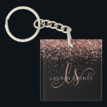 Llavero Glam Rosa Purpurina Oro Elegante Monograma<br><div class="desc">Glam Rosa Gold Purpurina Elegant Monogram Keychain Fácilmente personaliza este diseño de moda de la cadena de teclas de moda con un elegante purpurina rosa brillante de oro sobre un fondo negro. El diseño incluye su monograma manuscrito con giros de bonito y nombre.</div>