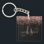 Llavero Glam Rosa Purpurina Oro Elegante Monograma<br><div class="desc">Glam Rosa Gold Purpurina Elegant Monogram Keychain Fácilmente personaliza este diseño de moda de la cadena de teclas de moda con un elegante purpurina rosa brillante de oro sobre un fondo negro. El diseño incluye su monograma manuscrito con giros de bonito y nombre.</div>