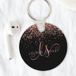 Llavero Glam Rosa Purpurina Oro Elegante Monograma<br><div class="desc">Glam Rosa Gold Purpurina Elegant Monogram Keychain,  Fácilmente personaliza este diseño de moda de la cadena de teclas de moda con un elegante purpurina brillante de oro rosa sobre un fondo negro. El diseño incluye su monograma manuscrito con remolques de bonito y su nombre.</div>