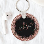 Llavero Glam Rosa Purpurina Oro Elegante Monograma<br><div class="desc">Glam Rosa Gold Purpurina Elegant Monogram Keychain,  Fácilmente personaliza este diseño de moda de la cadena de teclas de moda con un elegante purpurina brillante de oro rosa sobre un fondo negro. El diseño incluye su monograma manuscrito con remolques de bonito y su nombre.</div>