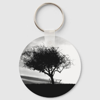 Llavero Glastonbury Hawthorn. Árbol. Blanco y negro.