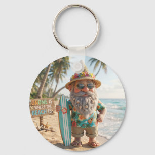 Llavero Gnomo surfista en playa tropical con tabla de surf