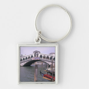Llavero Góndolas y turistas cerca del Puente de Rialto