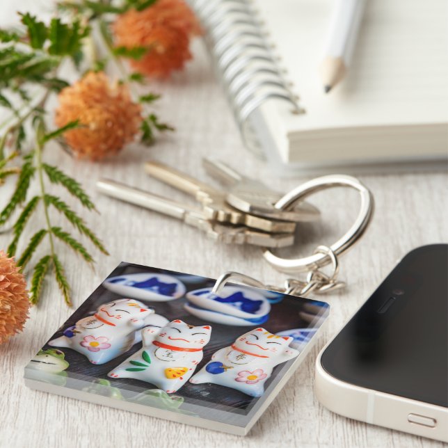 Llavero Grabando figuras de gatos (Frente Derecha)