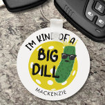 Llavero Gracioso piquí de bolas de pollo... SOY UNA GRAN C<br><div class="desc">Funny cadena personalizada de pickleball para el entusiasta del pickleball con el humorístico dicho SOY UN POCO GRANDE DILL con un eneldo y pickleball con un nombre, monograma o texto personalizado. Un regalo divertido para él o ella. ASISTENCIA: Para obtener ayuda con la modificación o personalización del diseño, el cambio...</div>