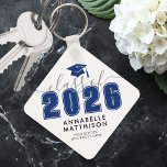 Llavero Graduación azul de grado<br><div class="desc">Clase de 2025 negrita Elegante Clásica de Graduación Negra y Azul Keepsake Keychain Celebra este hito especial con una elegante y personalizada cadena de claves diseñada para el graduado. Presentando "Clase de 2025" (o cualquier año) en tipografía en negrita, el año y el icono del tapón de graduación se resaltan...</div>