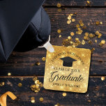 Llavero Graduado Personalizado de la Moda de Graduación de<br><div class="desc">Elegante cadena de claves de graduación falsa de oro brillante para un graduado de secundaria o universitario con tu personalizado de alto nivel y clase en el centro. Personaliza este hermoso regalo para enviarle a tus amigos.</div>