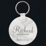 Llavero Groomsman personalizado con escritura moderna de m<br><div class="desc">Regalos Groomsman personalizados con el nombre personalizado del groomsman en estilo de letra gris moderno con el título y la fecha boda en el estilo de letra sans serif moderno sobre fondo de mármol blanco. También perfecto para el mejor hombre, padre de la novia, dama de honor, madre de la...</div>