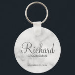 Llavero Groomsman personalizado con escritura moderna de m<br><div class="desc">Regalos Groomsman personalizados con el nombre personalizado del groomsman en estilo de letra gris moderno con el título y la fecha boda en el estilo de letra sans serif moderno sobre fondo de mármol blanco. También perfecto para el mejor hombre, padre de la novia, dama de honor, madre de la...</div>