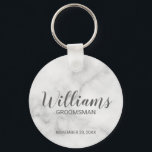 Llavero Groomsman personalizado con escritura moderna de m<br><div class="desc">Regalos Groomsman personalizados con el nombre personalizado del groomsman en estilo de letra gris moderno con el título y la fecha boda en el estilo de letra sans serif moderno sobre fondo de mármol blanco. También perfecto para el mejor hombre, padre de la novia, dama de honor, madre de la...</div>