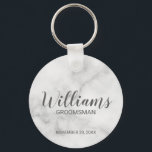 Llavero Groomsman personalizado con escritura moderna de m<br><div class="desc">Regalos Groomsman personalizados con el nombre personalizado del groomsman en estilo de letra gris moderno con el título y la fecha boda en el estilo de letra sans serif moderno sobre fondo de mármol blanco. También perfecto para el mejor hombre, padre de la novia, dama de honor, madre de la...</div>