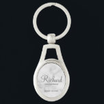 Llavero Groomsman personalizado con escritura moderna de m<br><div class="desc">Regalos Groomsman personalizados con el nombre personalizado del groomsman en estilo de letra gris moderno con el título y la fecha boda en el estilo de letra sans serif moderno sobre fondo de mármol blanco. También perfecto para el mejor hombre, padre de la novia, dama de honor, madre de la...</div>