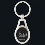 Llavero Groomsman personalizado con escritura moderna negr<br><div class="desc">Regalos personalizados de Groomsman con el nombre personalizado del groomsman en un estilo de letra blanco moderno con el título y la fecha boda en un estilo de letra sans serif moderno con fondo negro. También perfecto para el mejor hombre, padre de la novia, dama de honor, madre de la...</div>