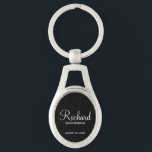 Llavero Groomsman personalizado con escritura moderna negr<br><div class="desc">Regalos personalizados de Groomsman con el nombre personalizado del groomsman en un estilo de letra blanco moderno con el título y la fecha boda en un estilo de letra sans serif moderno con fondo negro. También perfecto para el mejor hombre, padre de la novia, dama de honor, madre de la...</div>