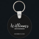 Llavero Groomsman personalizado con escritura moderna negr<br><div class="desc">Regalos personalizados de Groomsman con el nombre personalizado del groomsman en un estilo de letra blanco moderno con el título y la fecha boda en un estilo de letra sans serif moderno con fondo negro. También perfecto para el mejor hombre, padre de la novia, dama de honor, madre de la...</div>