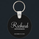 Llavero Groomsman personalizado con escritura moderna negr<br><div class="desc">Regalos personalizados de Groomsman con el nombre personalizado del groomsman en un estilo de letra blanco moderno con el título y la fecha boda en un estilo de letra sans serif moderno con fondo negro. También perfecto para el mejor hombre, padre de la novia, dama de honor, madre de la...</div>