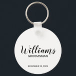 Llavero Groomsman personalizado con guión moderno<br><div class="desc">Regalos personalizados de Groomsman con el nombre personalizado del groomsman en un estilo de letra negro moderno con el título y la fecha boda en sans serif moderno estilo de fuente sobre fondo blanco. También perfecto para el mejor hombre, padre de la novia, dama de honor, madre de la novia...</div>