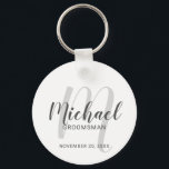 Llavero Groomsmen personalizado de escritura moderna<br><div class="desc">Añada un toque personal a su boda con la cadena de teclas personalizada para los groomsmen. Esta cadena de claves presenta el nombre de los groomsmen personalizados en estilo de letra de escritura moderno gris y monograma en estilo de letra de escritura moderno gris claro como fondo con título y...</div>